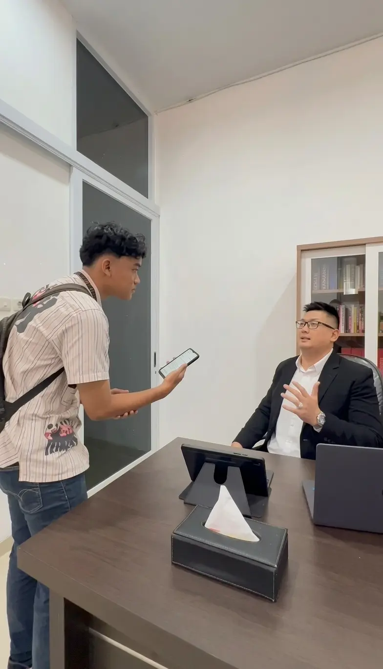 Advokat TBrothers & Associates menjelaskan langkah hukum kepada klien di ruang kerja