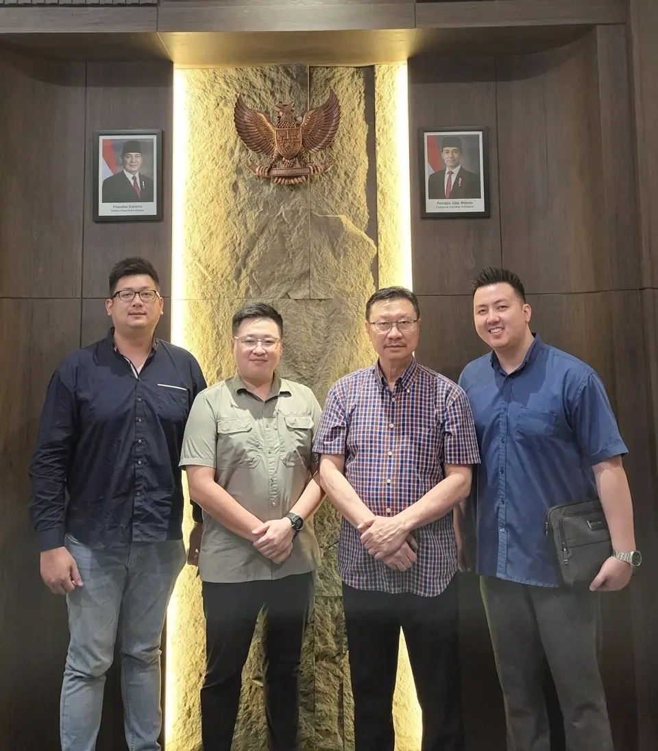 Advokat TBrothers & Associates bersama klien pada pertemuan di sebuah instansi