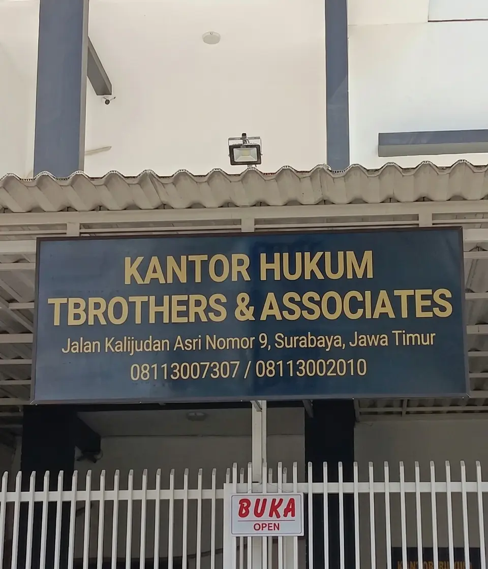 Papan nama Kantor Hukum TBrothers & Associates beserta alamat dan nomor telepon