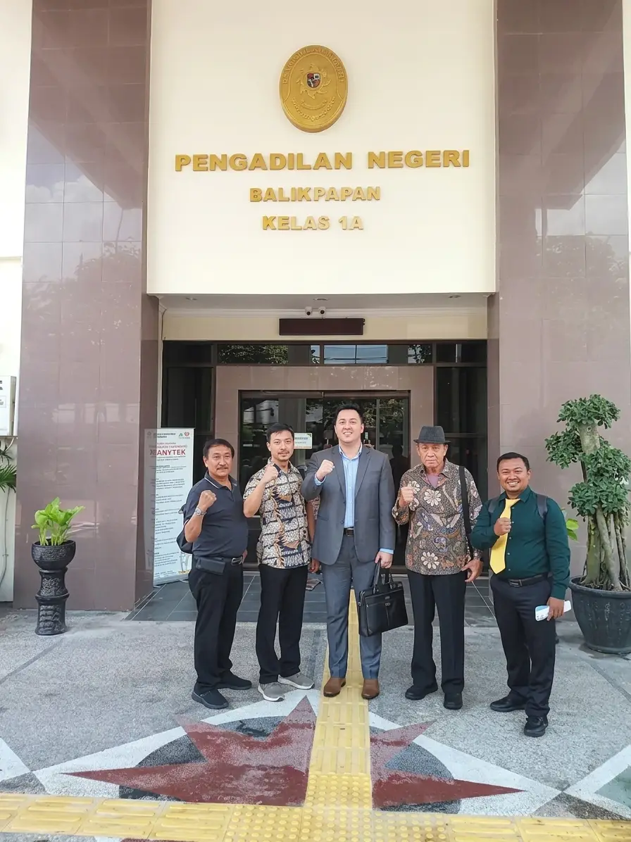Tim TBrothers & Associates bersama klien di depan Pengadilan Negeri Balikpapan Kelas 1A