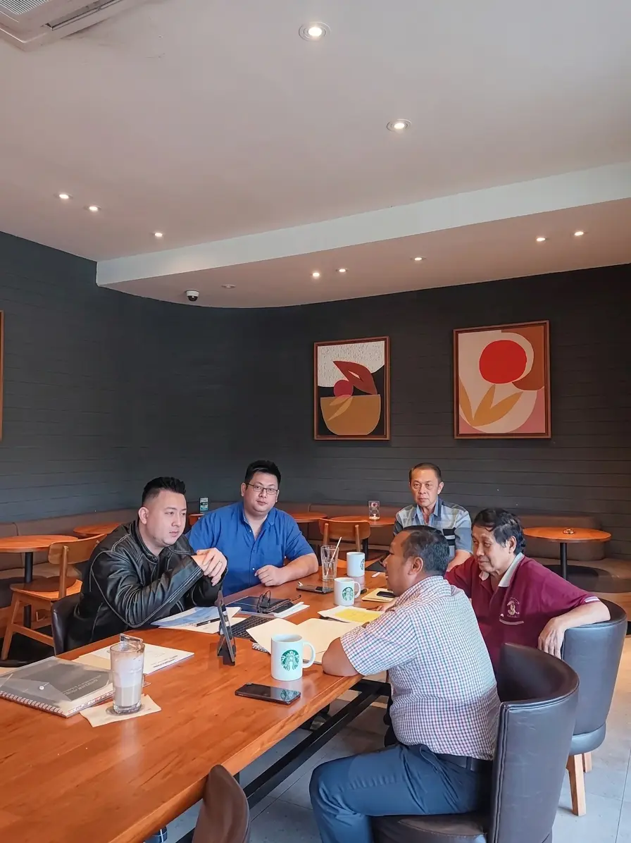 Rapat pembahasan perkara bersama klien di luar kantor